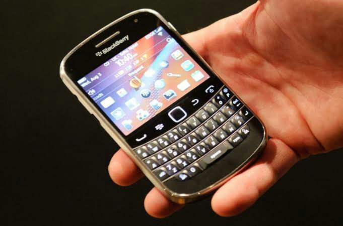 Mão de homem segurando um Blackberry